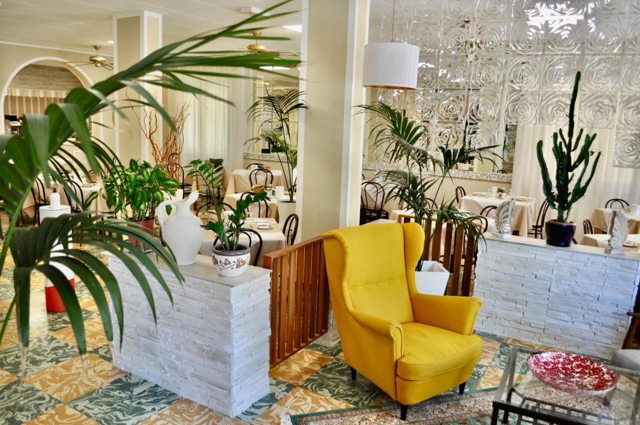 Hotel Corallo Garnì Cattolica Esterno foto