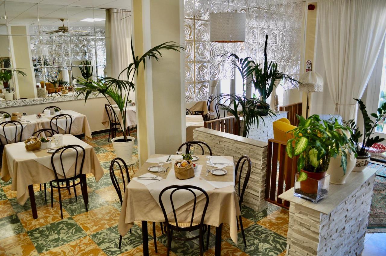Hotel Corallo Garnì Cattolica Esterno foto