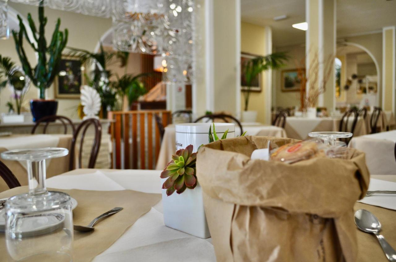 Hotel Corallo Garnì Cattolica Esterno foto