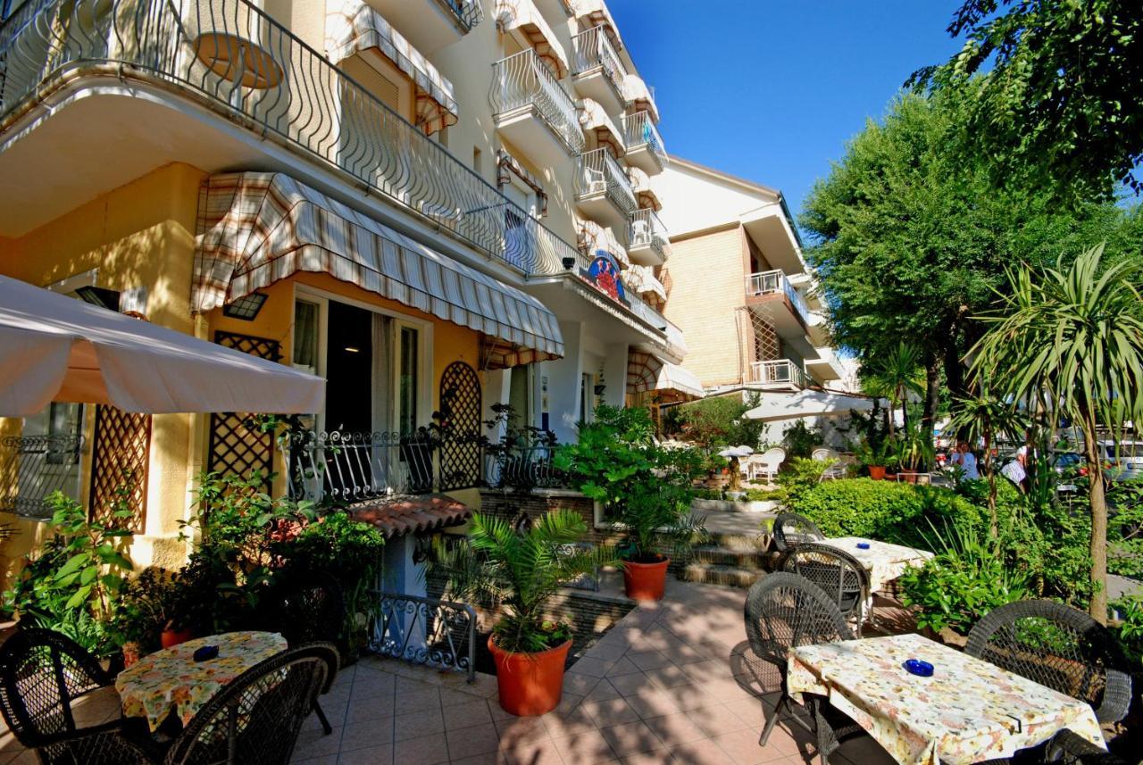Hotel Corallo Garnì Cattolica Esterno foto