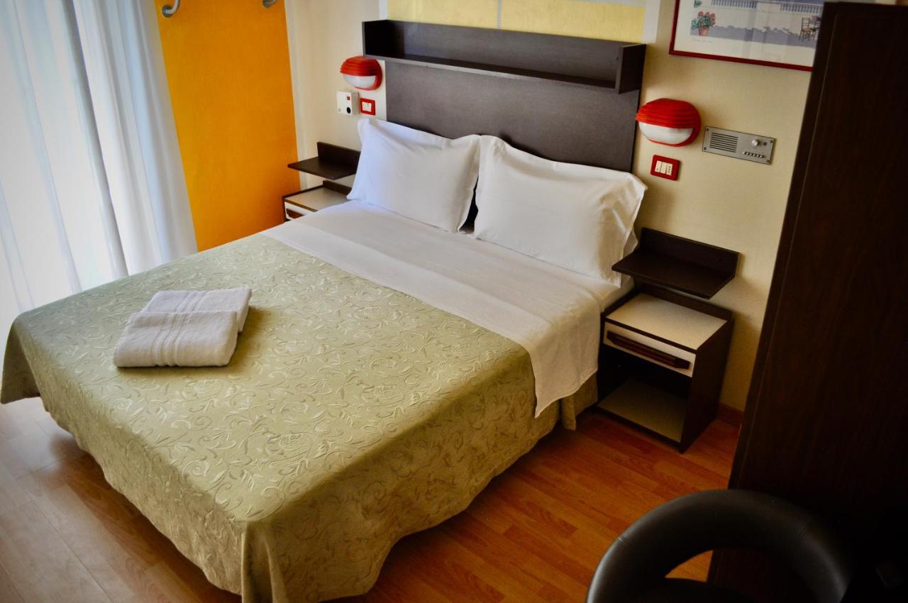 Hotel Corallo Garnì Cattolica Esterno foto