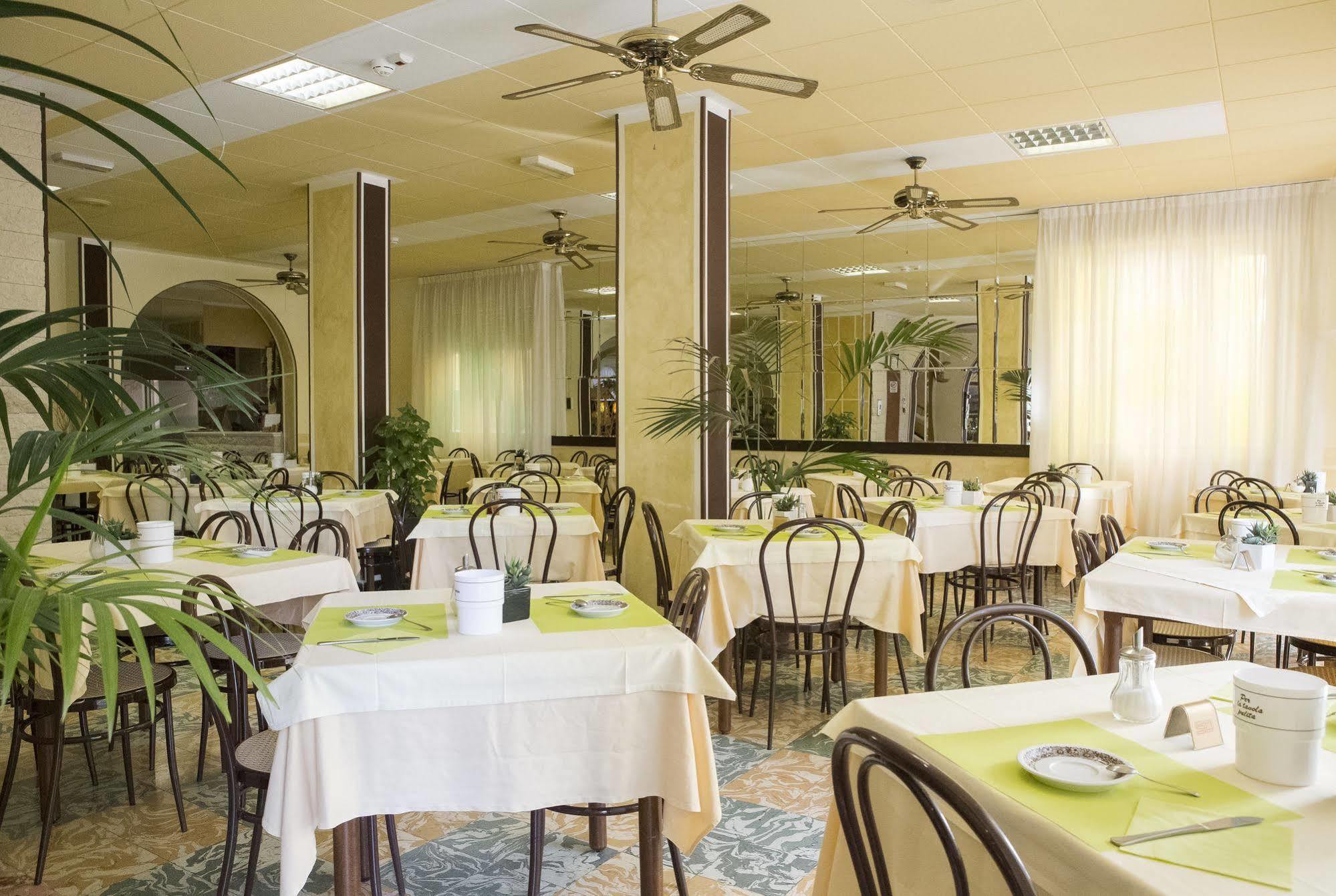 Hotel Corallo Garnì Cattolica Esterno foto
