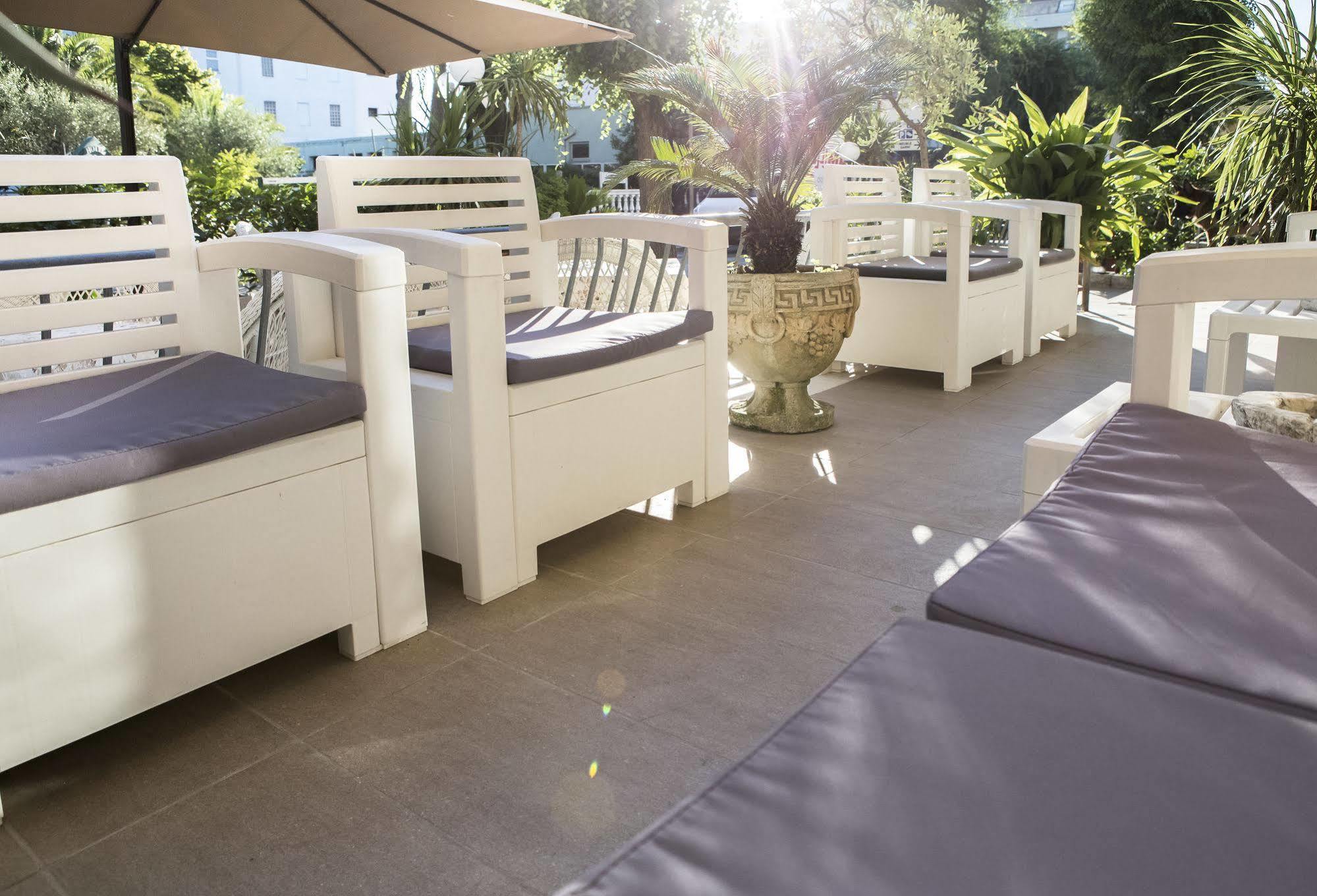 Hotel Corallo Garnì Cattolica Esterno foto